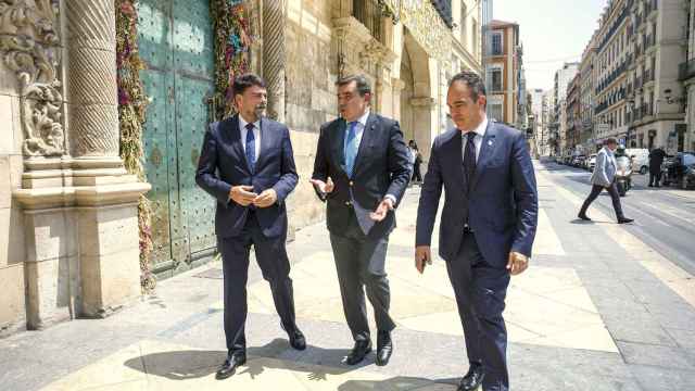 El alcalde de Alicante Luis Barcala, el vicepresidente de la CE Margaritis Schinas y concejal Antonio Peral.