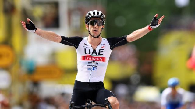 Adam Yates celebra su triunfo en la primera etapa del Tour.