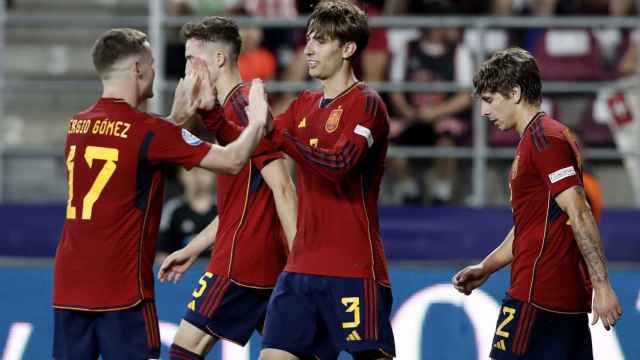 Los jugadores de España sub21 celebran el segundo gol ante Suiza.