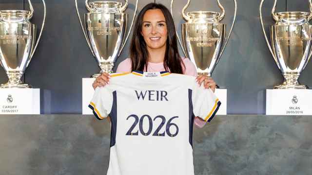 Caroline Weir, con la camiseta conmemorativa del Real Madrid Femenino por su renovación