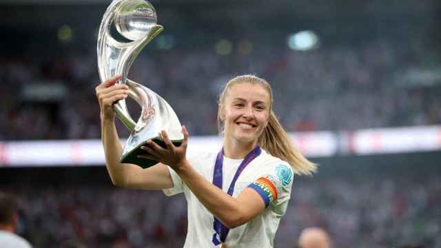Leah Williamson, con el brazalete arcoíris después de que Inglaterra ganase la Eurocopa Femenina 2022