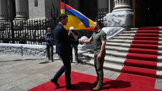 Pedro Sánchez saluda a Vladimir Zelensky, este sábado a su llegada a Kiev.