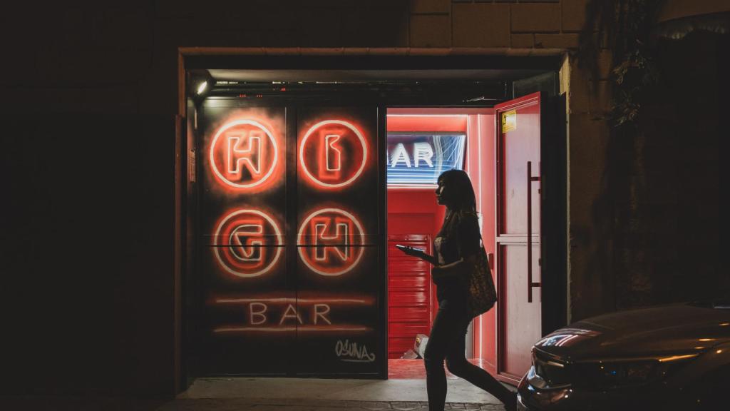 La entrada de High Bar, uno de los bares causantes del problema en la calle del Olvido, según los vecinos.