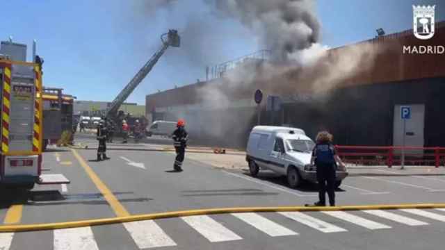 Los bomberos extinguen un fuego en Mercamadrid