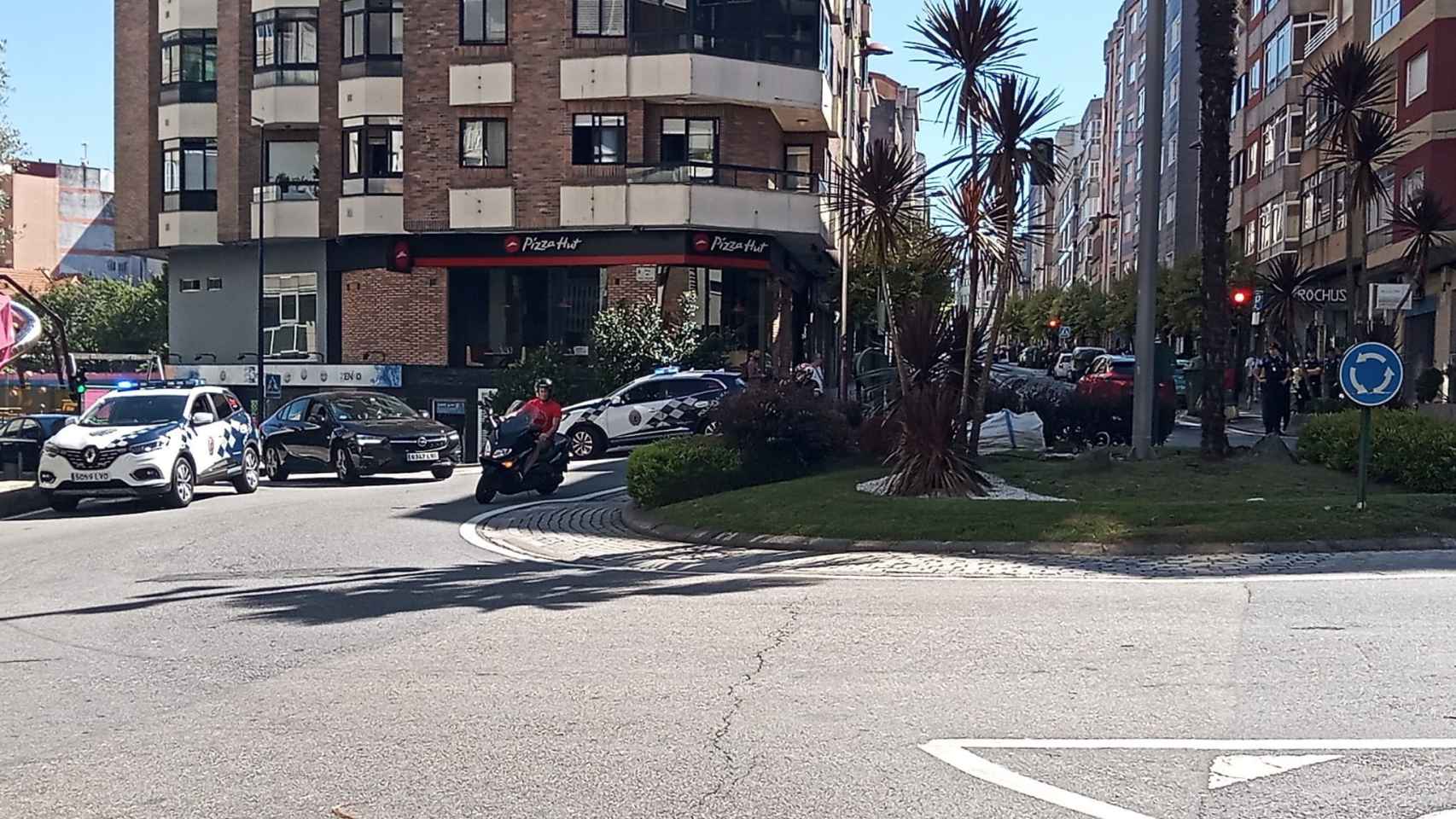 Efectivos de la Policía Local en la calle Sanjurjo Badía de Vigo.