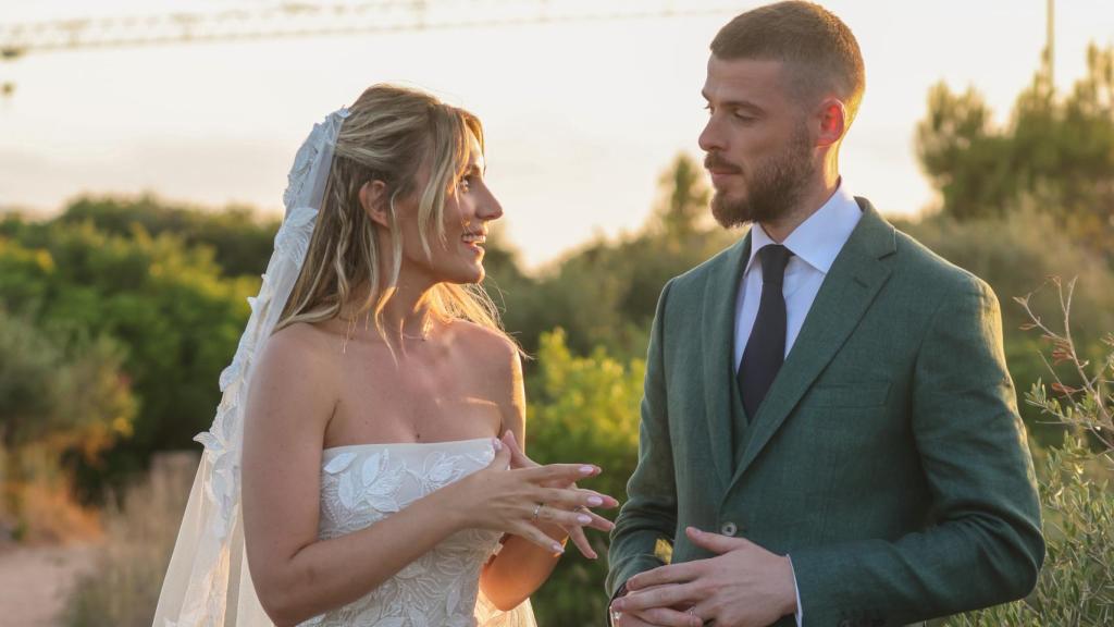 La pareja mirándose enamorada tras darse el 'sí, quiero', este pasado sábado.