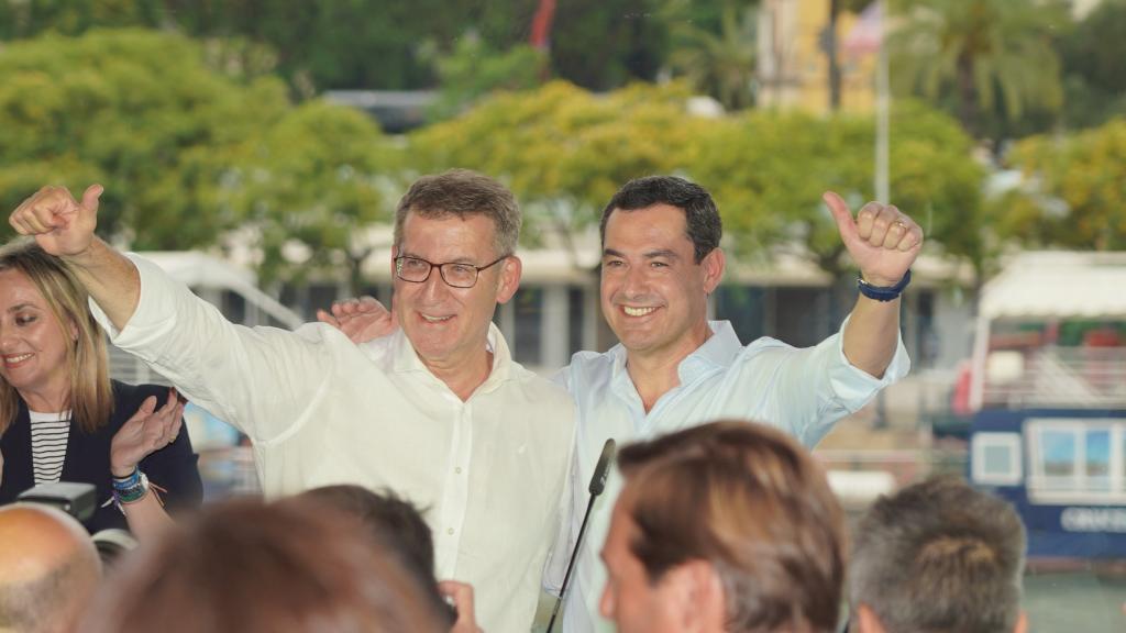 Alberto Núñez Feijóo y Juanma Moreno, el pasado 6 de junio en un acto del PP en Sevilla.