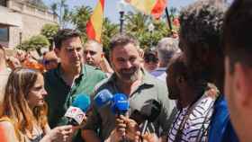 El líder de Vox, Santiago Abascal, atiende a los medios en Tarragona