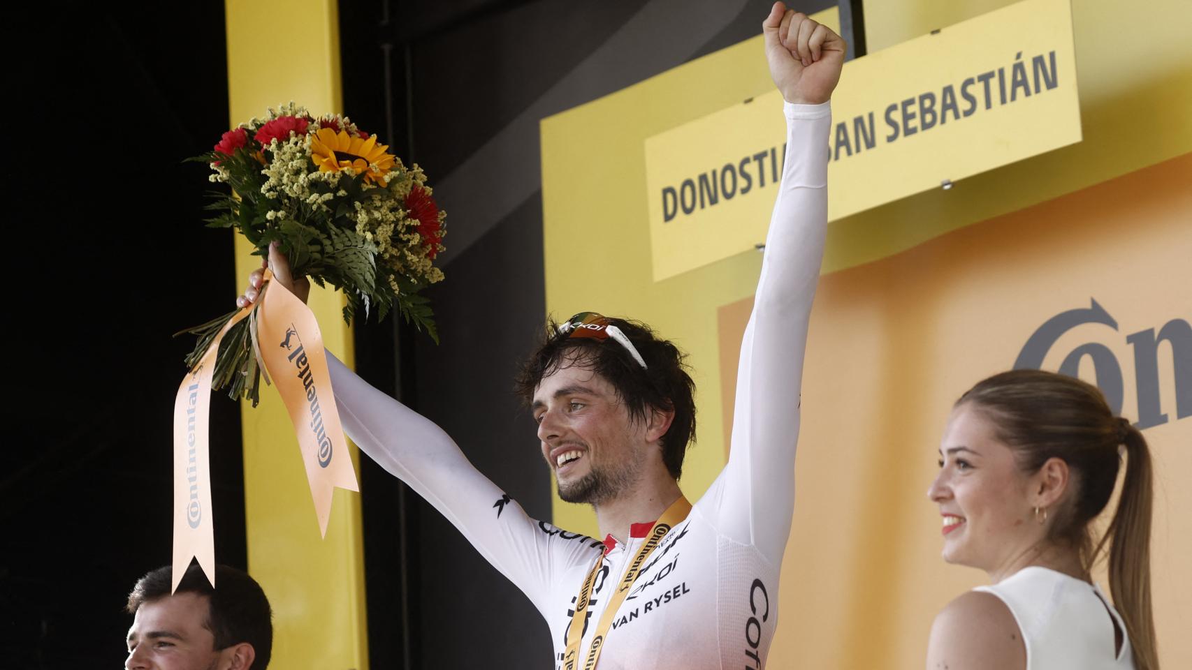 Victor Lafay, en el podio celebrando su victoria en la segunda etapa del Tour de Francia.