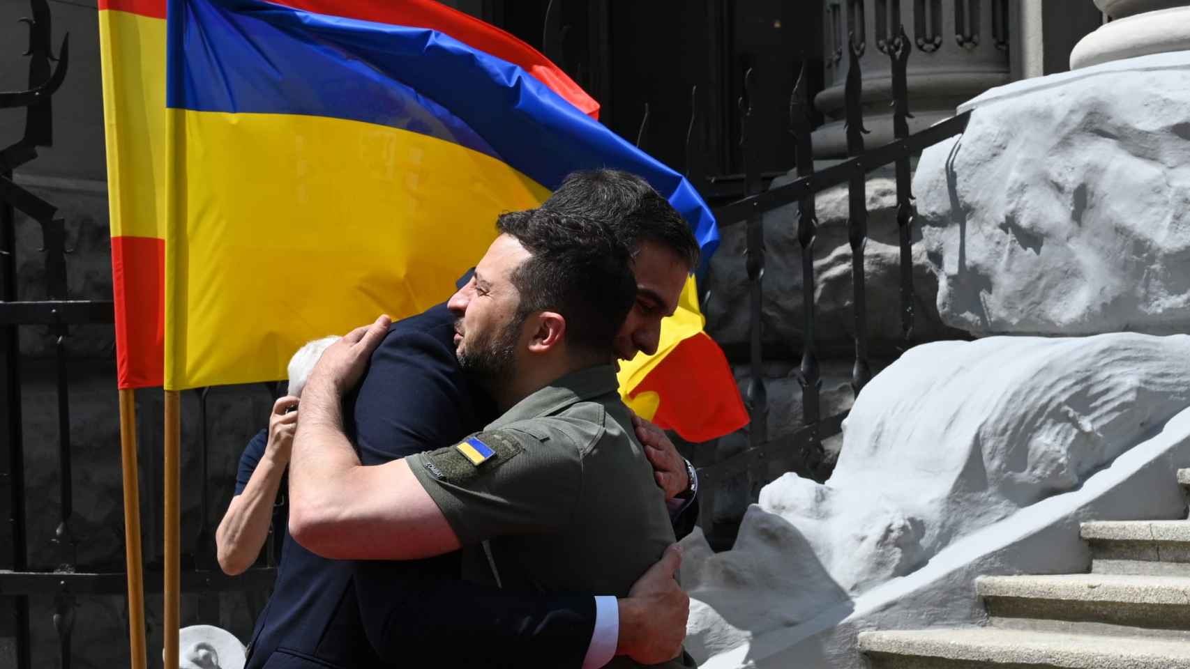 Sánchez y Zelenski se abrazan en Kiev