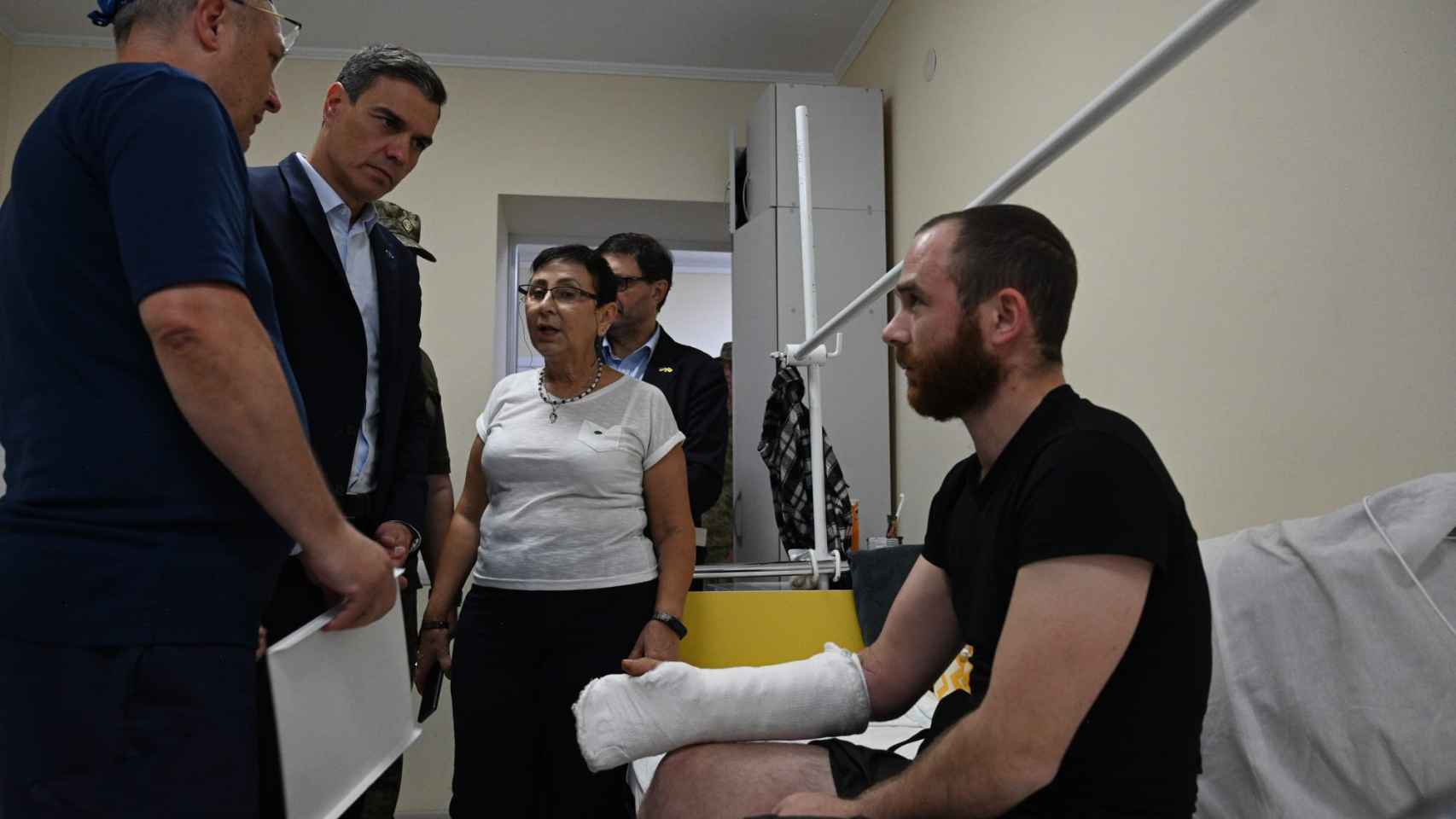 Sánchez visita un hospital en Kiev
