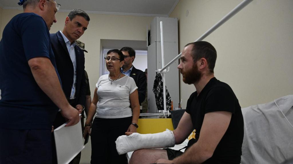 Sánchez visita un hospital en Kiev