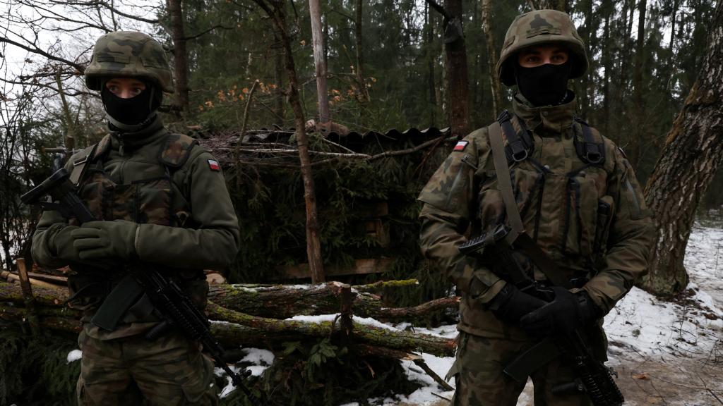 Soldados en la frontera entre Polonia y Bielorrusia en Tolcze, Polonia.