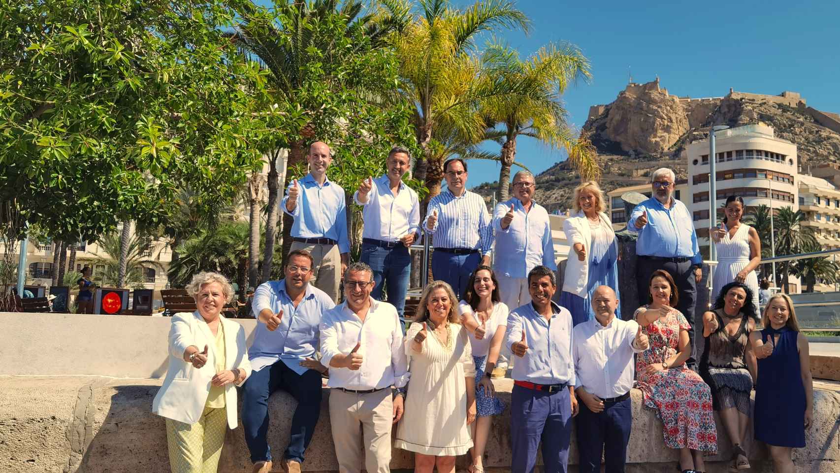 Carlos Mazón, con el equipo de la lista que presenta al Congreso por el PP en Alicante.