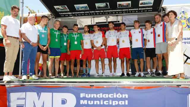 Entrega de medallas a la selección española en el Gran Premio Internacional K4 de piragüismo, celebrado este domingo en Valladolid.