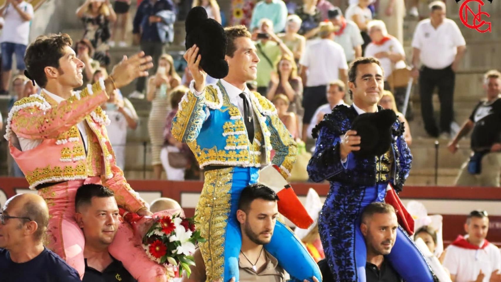 Los tres toreros a hombros en la primera de la feria de Arévalo.