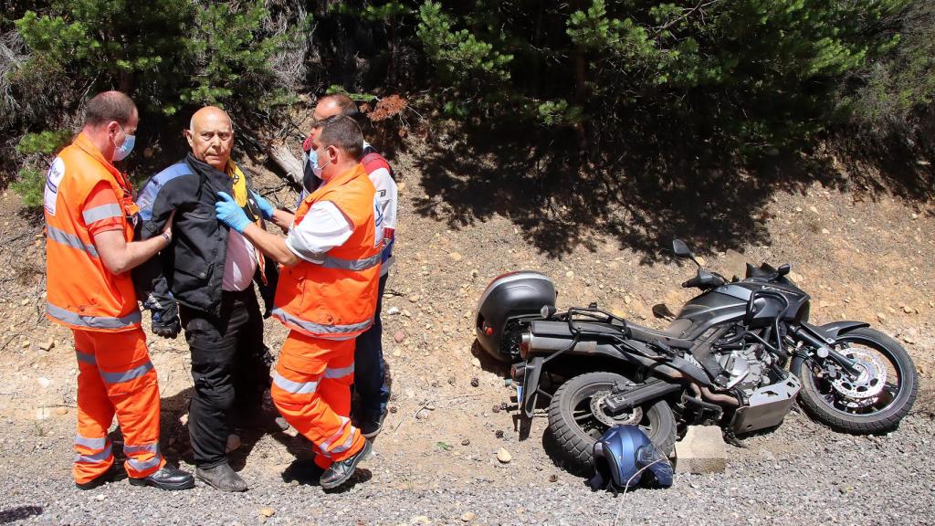 El hombre accidentado siendo atendido por los servicios de emergencias en La Robla, este domingo.