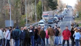 Concentración de los vecinos de la localidad de San Rafael en demanda de una solución al tráfico rodado en la travesía de la N-VI