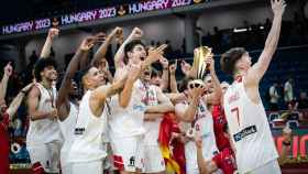 La selección española sub19 celebra el título mundial.