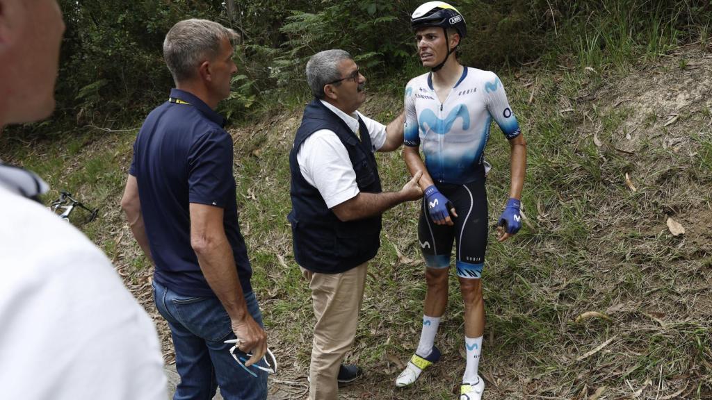 Enric Mas, atendido por los médicos del Tour de Francia antes de su abandono.