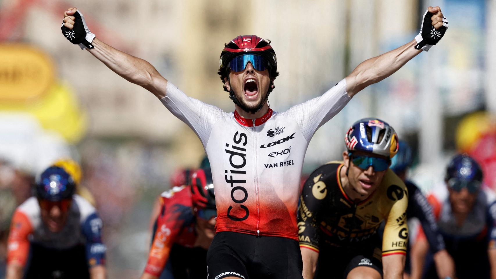 Victor Lafay levanta los brazos para celebrar su victoria en la segunda etapa del Tour de Francia.