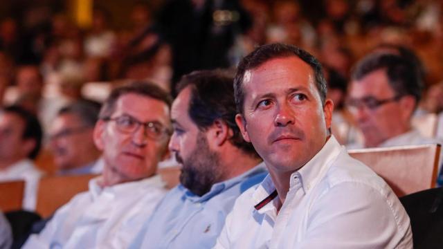 Carlos Velázquez, en primer plano, junto a Paco Núñez y Alberto Núñez Feijóo este domingo en Toledo. Fotos: Javier Longobardo