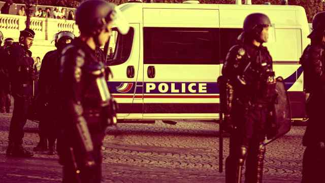 Un destacamento de policía en París ante las protestas violentas.
