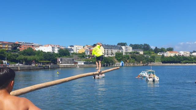 La tradicional cucaña ya tiene ganadores y Miño (A Coruña) disfruta un domingo de sesión vermú