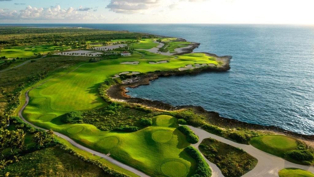 El espectacular hoyo 18 de Corales Golf con su green final protegido por el mar.