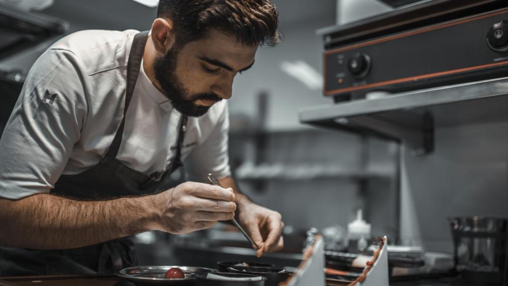 El chef Alejandro Serrano cocinando.