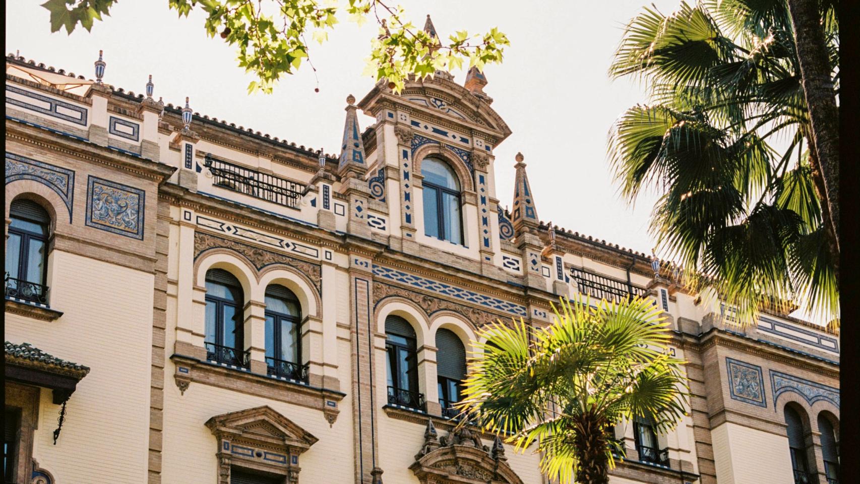 La fachada principal del hotel Alfonso XIII de Sevilla.