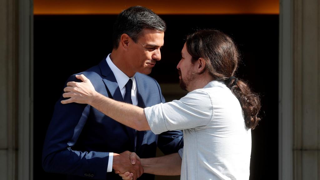 Pedro Sánchez junto a Pablo Iglesias a las puertas de La Moncloa.