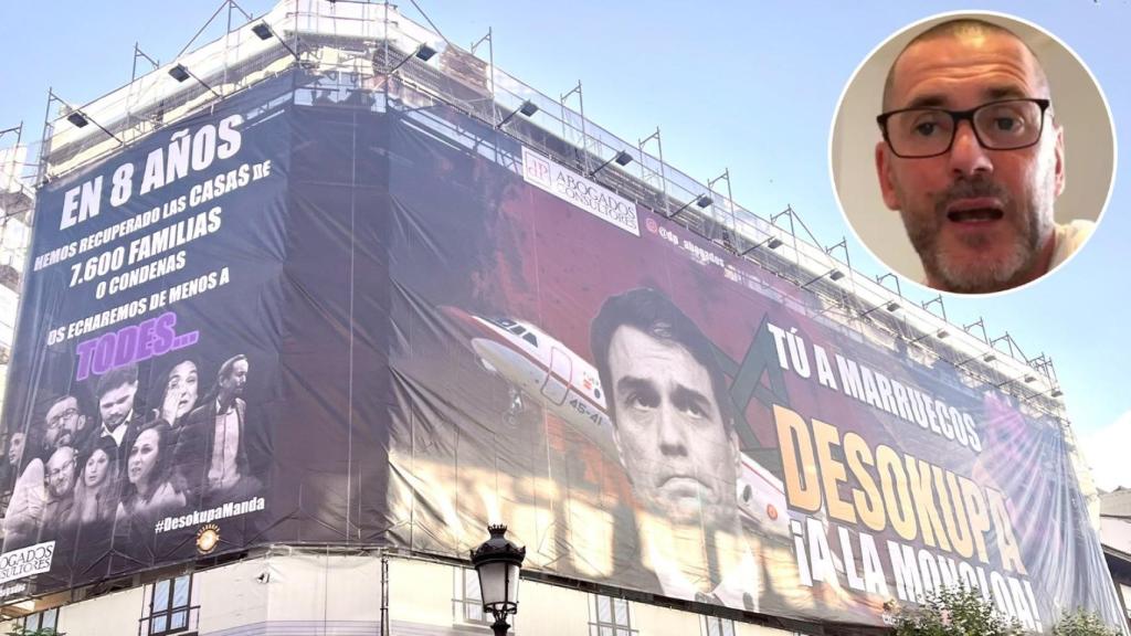 Daniel Esteve y la pancarta desplegada por Desokupa en Madrid.