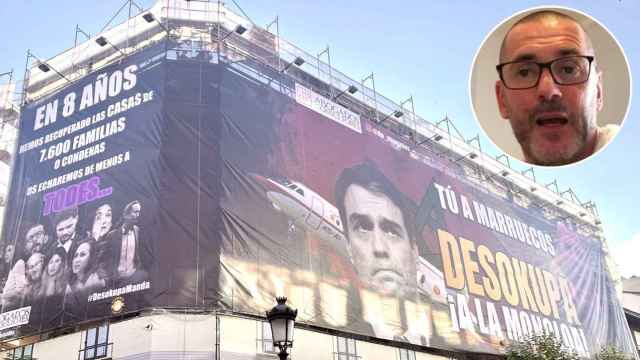 Dani Esteve y la pancarta desplegada por Desokupa en Madrid