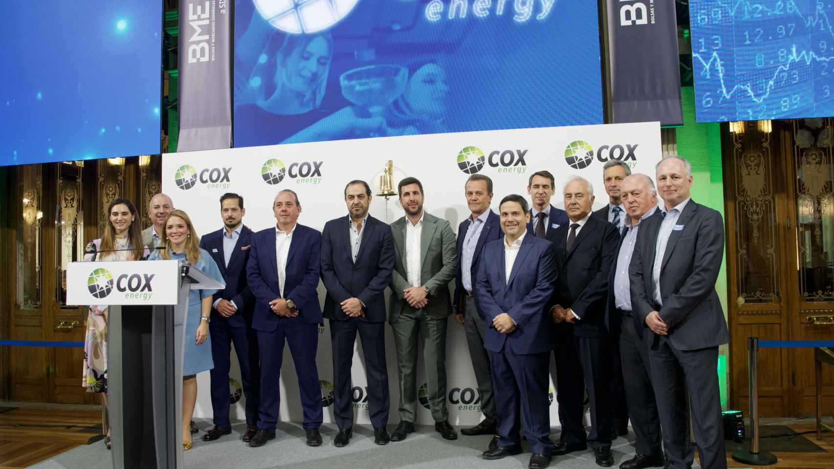 Equipo directivo de Cox Energy junto a su presidente, Enrique Riquelme, en el debut de la compañía en el BME Growth.
