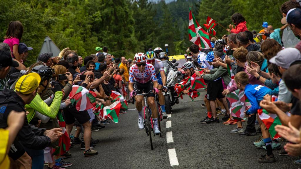 Powless y Boasson Hagen se abren camino entre la afición vasca.