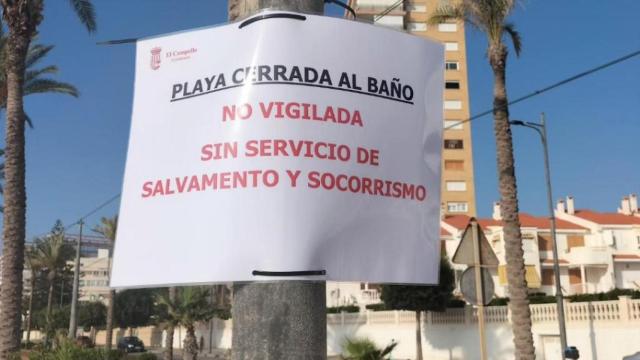 Cartel que informa de que la playa está cerrada al baño al no haber socorristas.