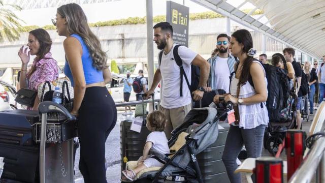 Imagen de archivo de turistas haciendo cola.