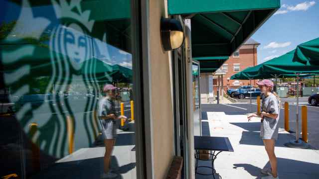 Un cliente esperando su café en un Starbucks, en imagen de archivo.