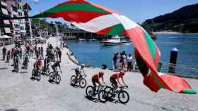 El pelotón del Tour de Francia, al paso por la localidad de Lekeitio.