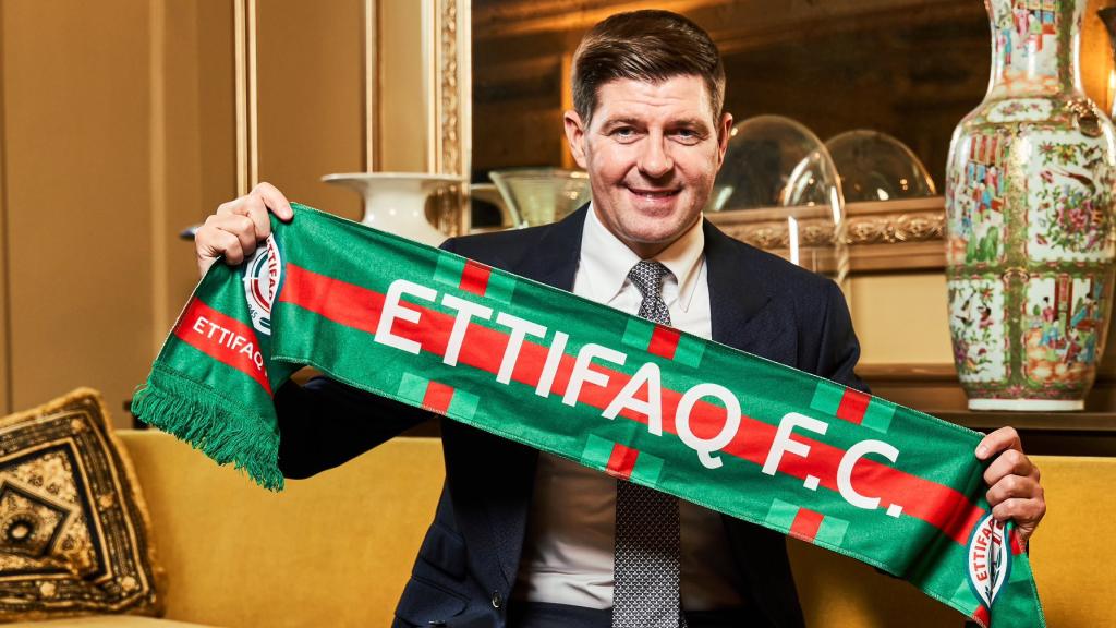Gerrard, con la bufanda del Ettifaq saudí.
