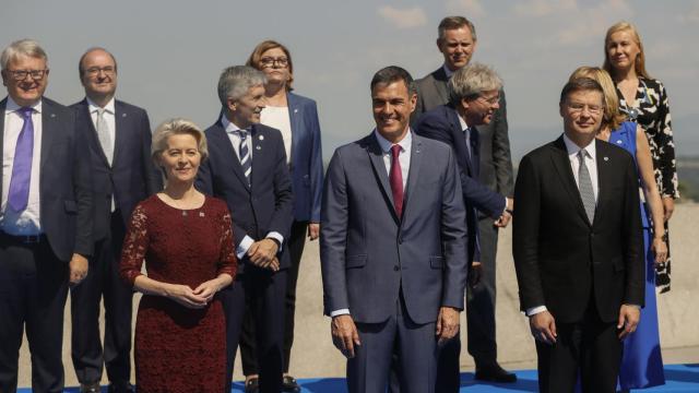 El presidente del Gobierno, Pedro Sánchez (c), posa para una foto de familia junto a la presidenta de la Comisión Europea, Ursula von der Leyen (i), y el resto de comisarios europeos y miembros de su gabinete en Madrid.