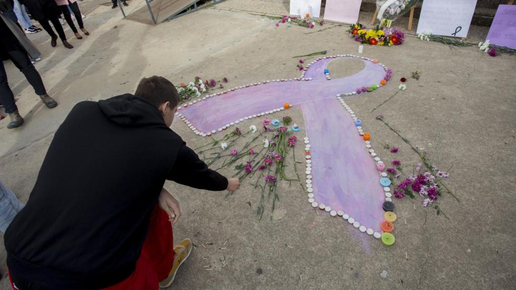 Ofrenda floral tras el asesinato de Laura Luelmo en el colegio en el que era profesora.