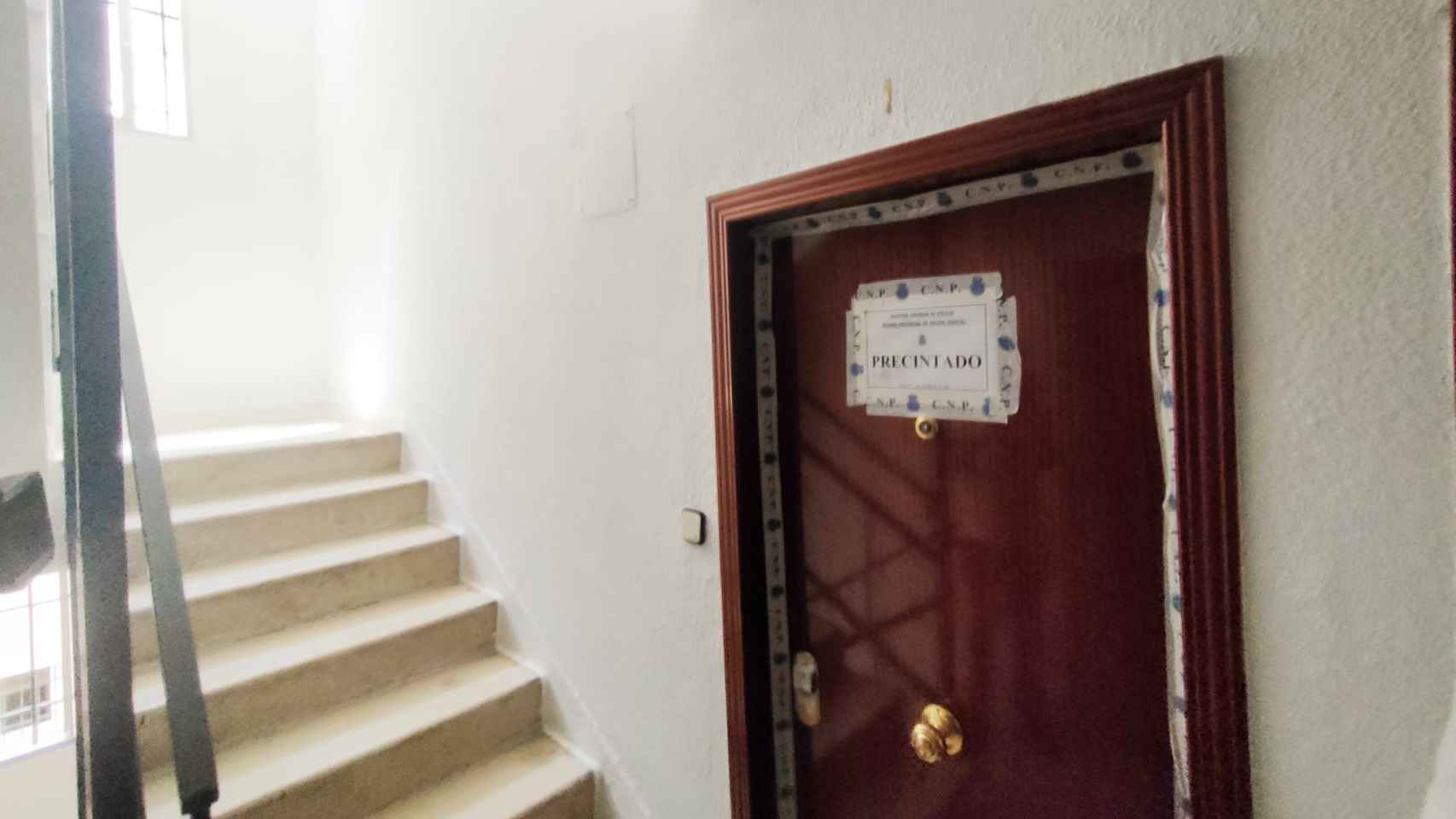 La puerta del domicilio de la víctima, precintada por la Policía Nacional.
