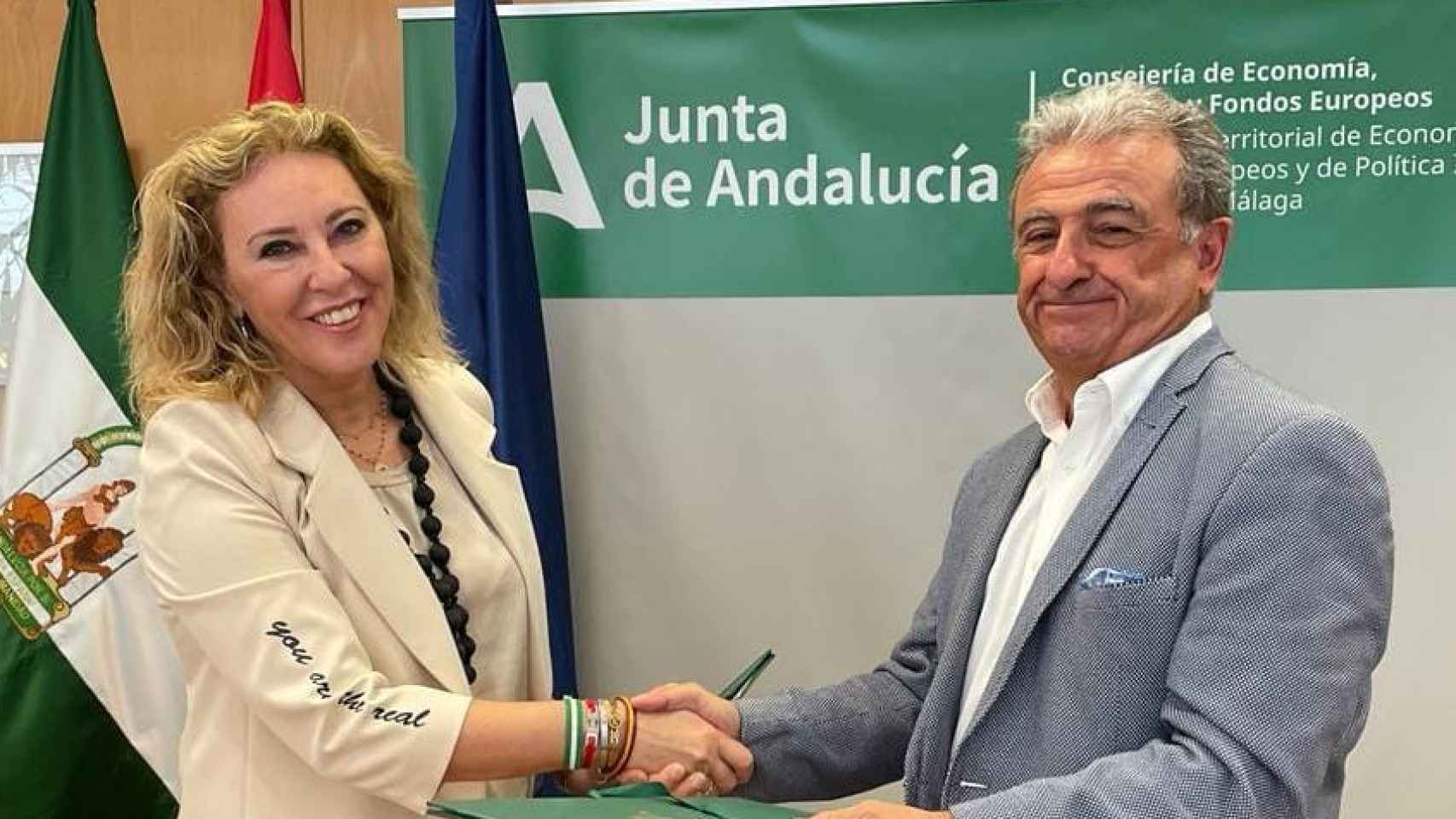 Carolina España y Rafael Pérez Peña tras la firma del acuerdo.