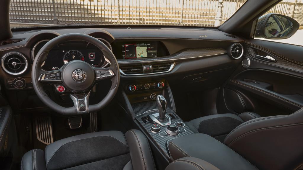 Interior de la edición limitada Quadrifoglio 100° Anniversario.