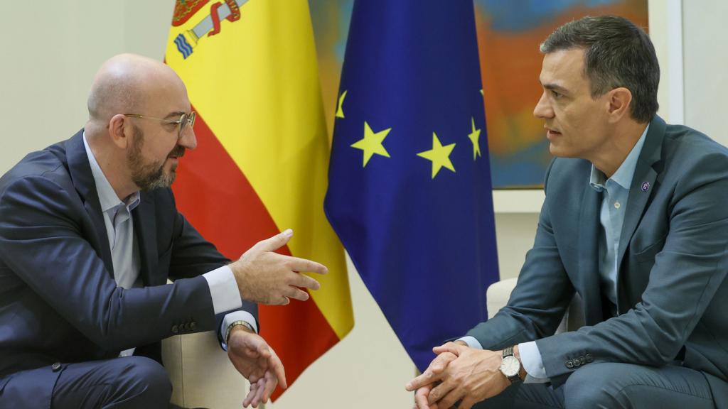 El presidente del Consejo Europeo, Charles Michel, y el presidente del Gobierno, Pedro Sánchez, en el Palacio de la Moncloa.