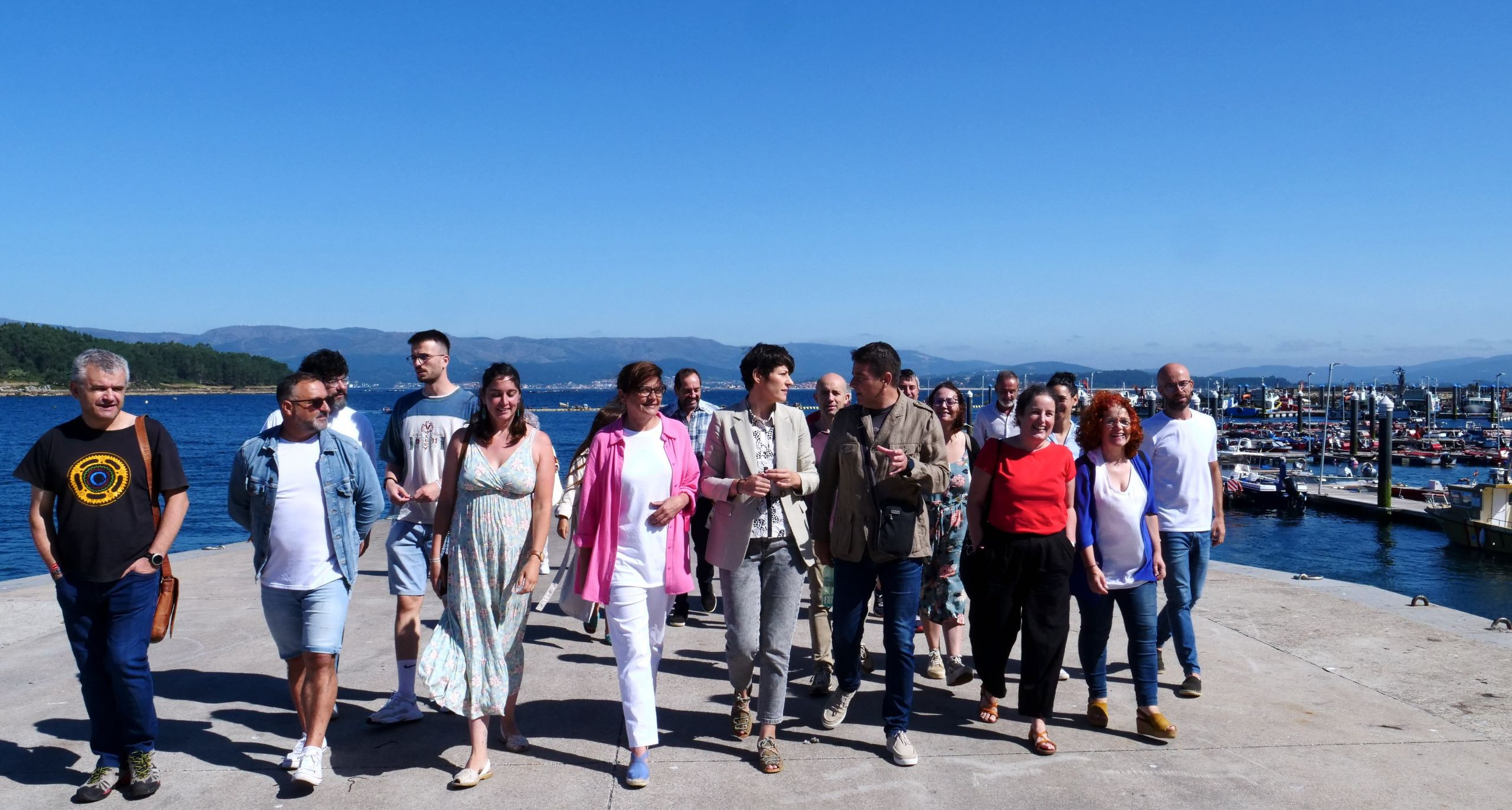 Ana Pontón en su visita a A Illa de Arousa junto a las mariscadoras de la zona.