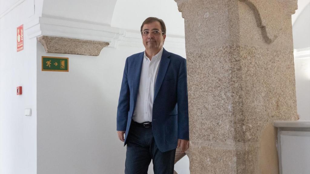 Fernández Vara a su llegada a una reunión con la presidenta de la Asamblea.