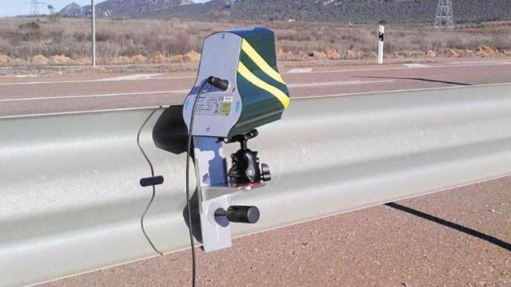 Cámara radar instalada en carretera.